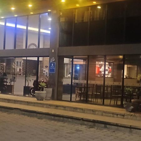 Village Plaza Hotel بارباسينا المظهر الخارجي الصورة